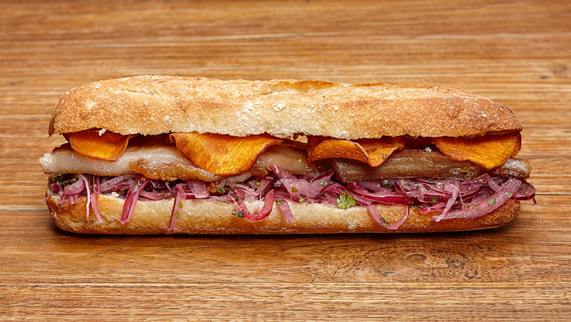 Bocadillo de panceta confitada con ensalada criolla y chips de boniato