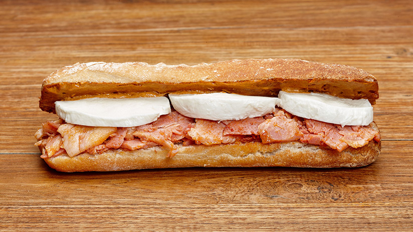 Bocadillo de lacón asado, mozzarella de búfala y alíoli de tomate secos