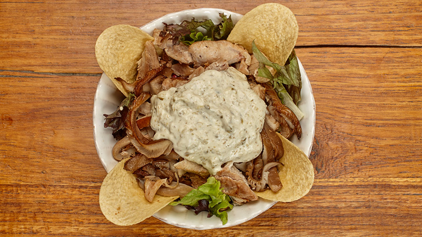 Ensalada de pollo con setas naturales, salsa tártara y mezclum de lechugas.