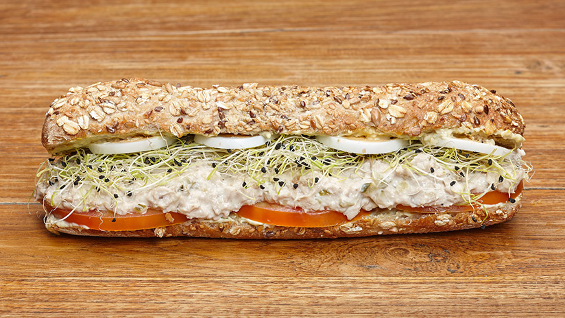 Bocadillo de Atún, huevo, tomate, germinados, pepinillos y salsa de maíz. Pan de semilla