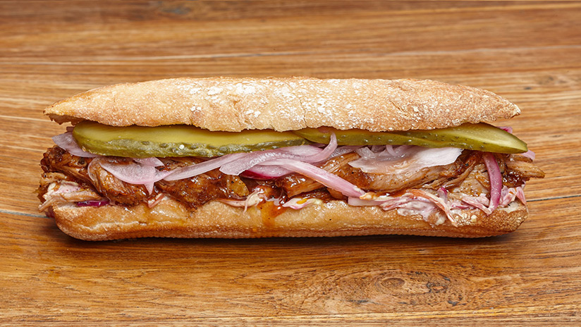 Bocadillo de Pulled Pork (Carne de cerdo asada, desmenuzada y macerada en salsa barbacoa) con ensalada coleslaw y pepinillo