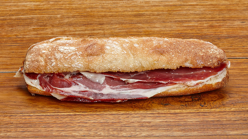 Bocadillo de jamón ibérico con tomate natural y aceite de oliva virgen.