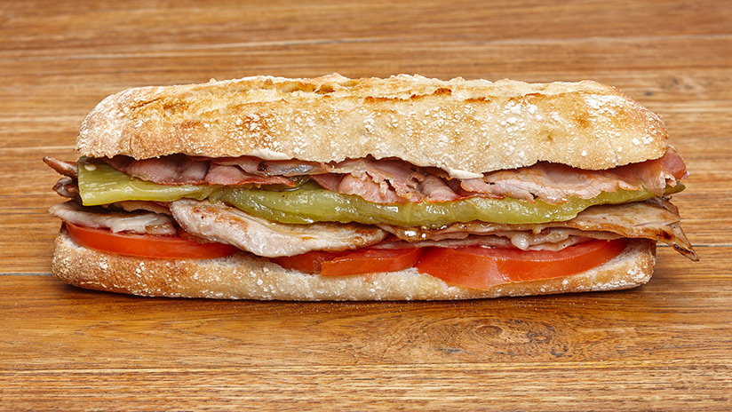 Bocadillo de Solomillo de cerdo en salsa de boletus con jamón serrano, tomate y pimiento verde asado.