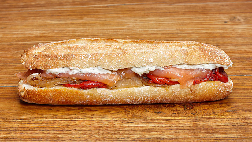 Bocadillo de salmón con salsa tártara y verduras asadas.