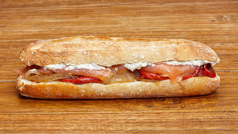 Bocadillo de salmón con salsa tártara y verduras asadas.