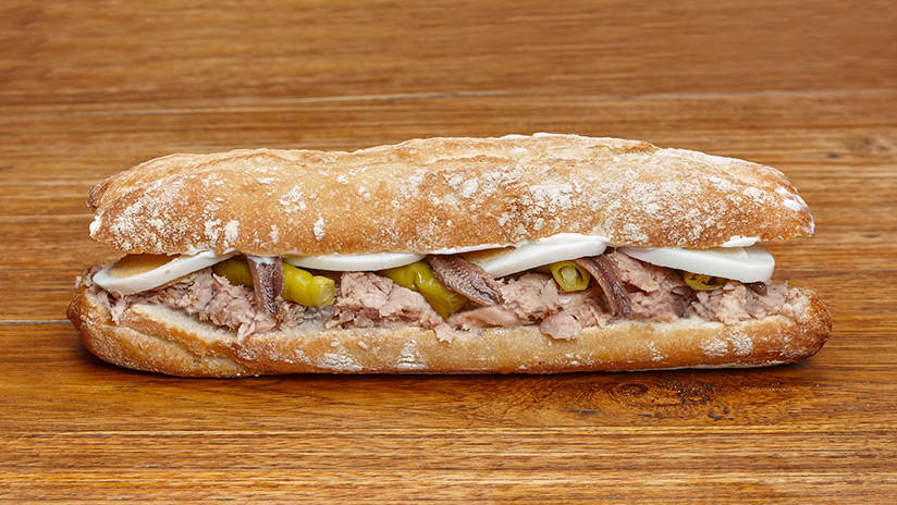 Bocadillo de atún, anchoas, huevo duro, mahonesa y guindillas.