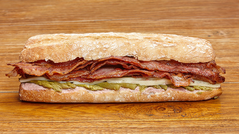 Bocadillo de beicon con queso emmental, paté y espárragos verdes.