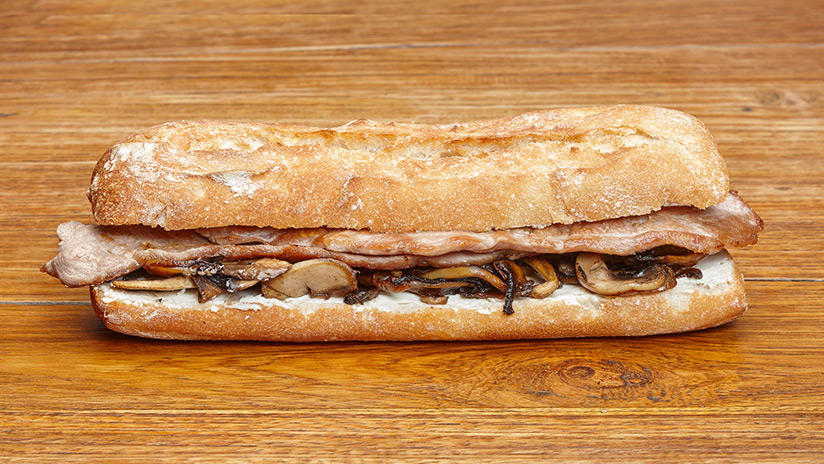 Bocadillo de solomillo de cerdo al queso ricotta con champiñones salteados.